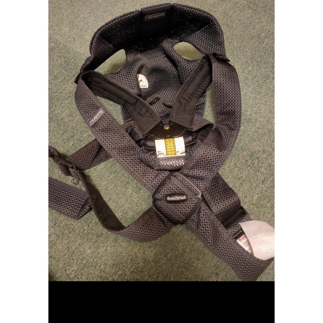 BABYBJORN(ベビービョルン)の本日限定値下げベビービョルン　ベビーキャリア　ミニ　Babybjorn 抱っこ紐 キッズ/ベビー/マタニティの外出/移動用品(抱っこひも/おんぶひも)の商品写真