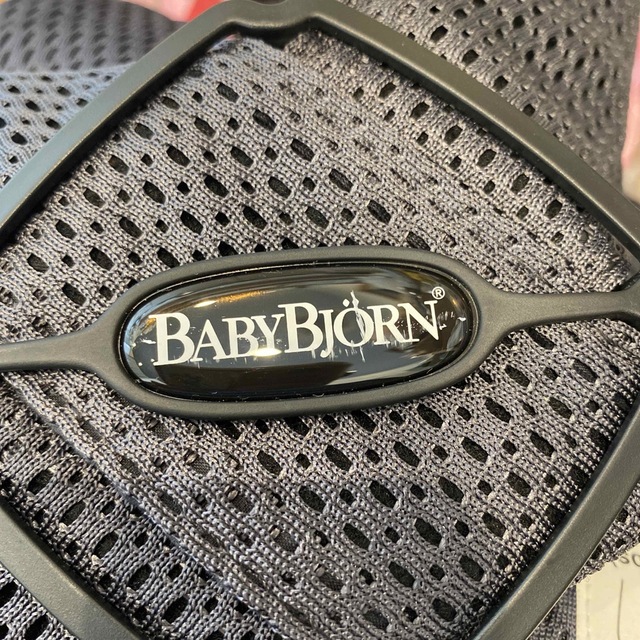 BABYBJORN(ベビービョルン)の本日限定値下げベビービョルン　ベビーキャリア　ミニ　Babybjorn 抱っこ紐 キッズ/ベビー/マタニティの外出/移動用品(抱っこひも/おんぶひも)の商品写真