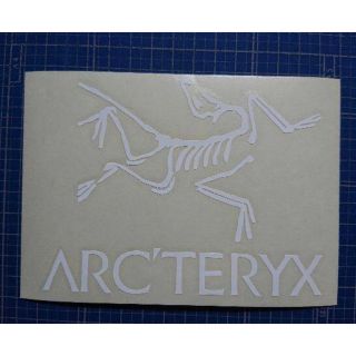 アークテリクス(ARC'TERYX)のカッティングシート加工（白色光沢有り）(登山用品)