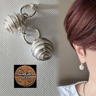 ぐるぐる ホワイトシルバー パール Pierce Earringの通販 by 🔴休業中 ...