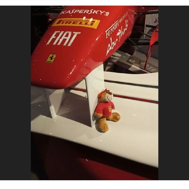 Ferrari(フェラーリ)のフェラーリ　くま　重厚　キーホルダー　人形　スポーツベア　シリアルナンバー レディースのファッション小物(キーホルダー)の商品写真