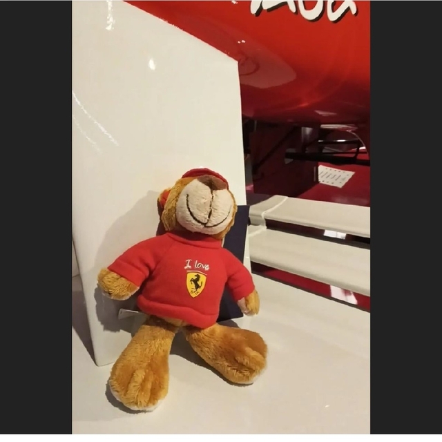 Ferrari(フェラーリ)のフェラーリ　くま　重厚　キーホルダー　人形　スポーツベア　シリアルナンバー レディースのファッション小物(キーホルダー)の商品写真