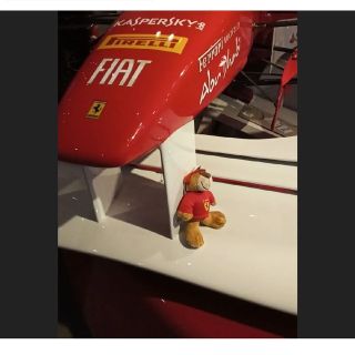 フェラーリ(Ferrari)のフェラーリ　くま　重厚　キーホルダー　人形　スポーツベア　シリアルナンバー(キーホルダー)