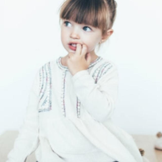 ZARA KIDS(ザラキッズ)の1/20まで 【新品】zarababy 刺繍ブラウス キッズ/ベビー/マタニティのキッズ服女の子用(90cm~)(ブラウス)の商品写真