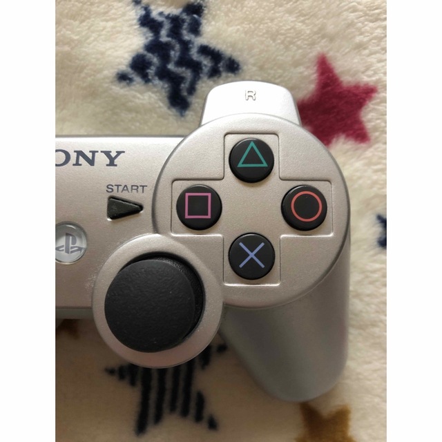 PlayStation3(プレイステーション3)のps3 コントローラー 使用感あり シルバー エンタメ/ホビーのゲームソフト/ゲーム機本体(家庭用ゲーム機本体)の商品写真