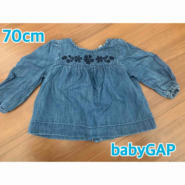 babyGAP(ベビーギャップ)のbabyGAP デニム長袖トップス 70cm キッズ/ベビー/マタニティのベビー服(~85cm)(シャツ/カットソー)の商品写真