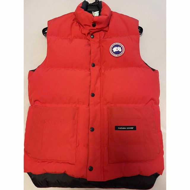 CANADA GOOSE(カナダグース)のカナダグース　ダウンベスト　レッド　S メンズのジャケット/アウター(ダウンベスト)の商品写真