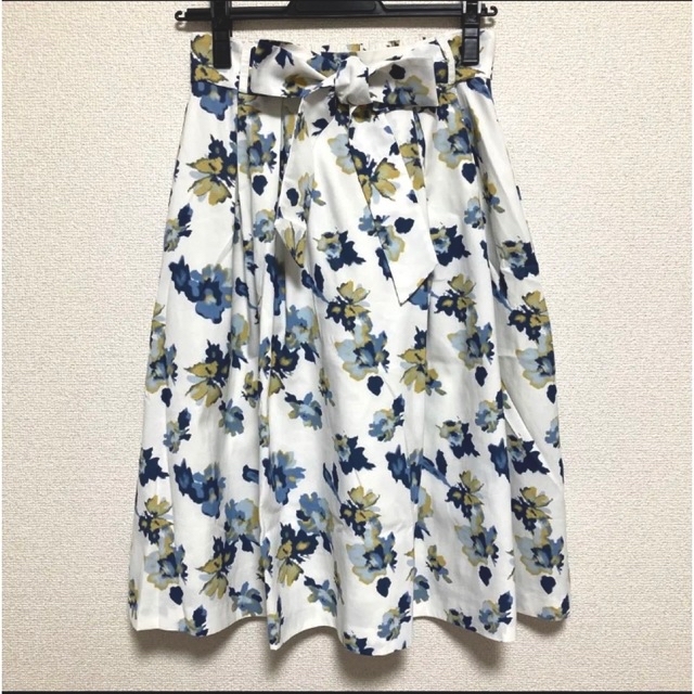 HONEYS(ハニーズ)のハニーズ　フレアースカート　ミディ丈　花柄　Mサイズ　はっ水加工 レディースのスカート(ひざ丈スカート)の商品写真