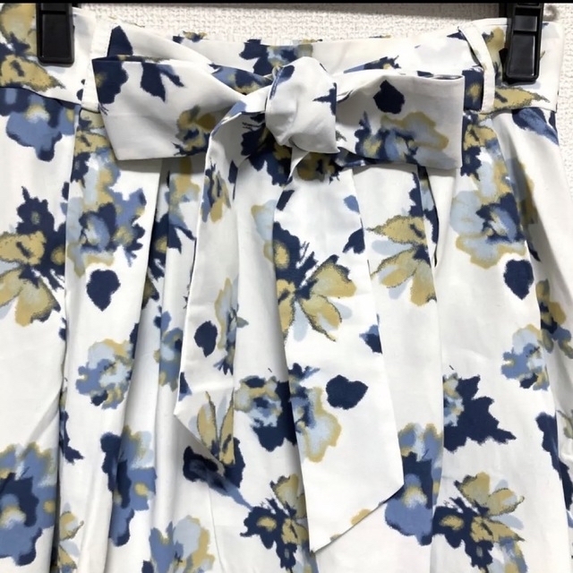 HONEYS(ハニーズ)のハニーズ　フレアースカート　ミディ丈　花柄　Mサイズ　はっ水加工 レディースのスカート(ひざ丈スカート)の商品写真