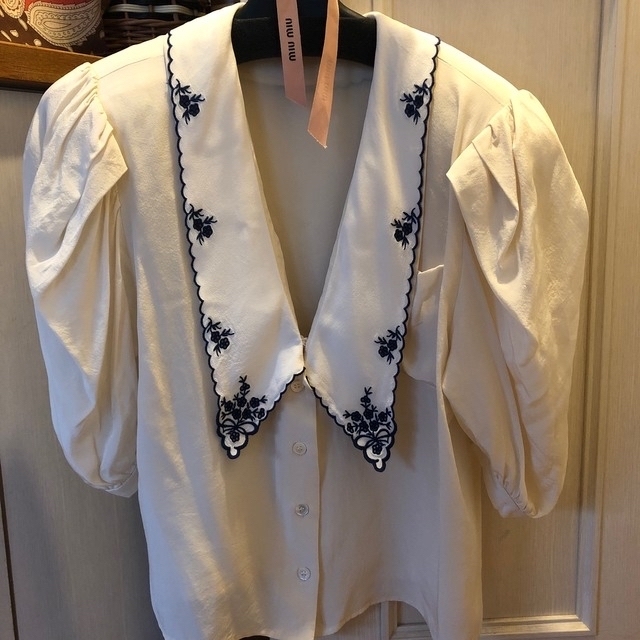 miumiu(ミュウミュウ)のmiumiu ミュウミュウ 襟 刺繍 ポプリン ブラウス　セツコサジテール レディースのトップス(シャツ/ブラウス(半袖/袖なし))の商品写真
