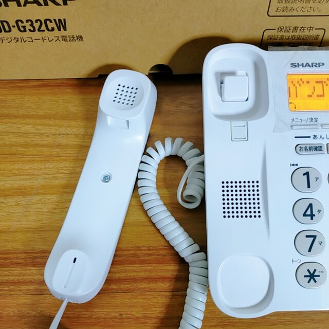 SHARP(シャープ)のシャープ　デジタルコードレス電話機　子機2台付き　JD-G32CW スマホ/家電/カメラの生活家電(その他)の商品写真