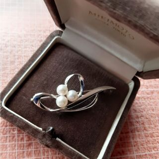 ミキモト(MIKIMOTO)のミキモト　３粒パールブローチ　シルバー金具(コサージュ/ブローチ)