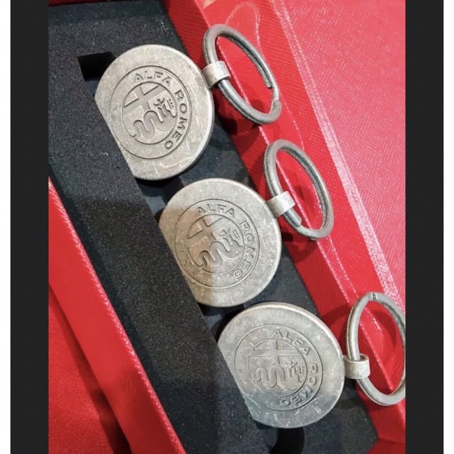 【イタリア物】アルファロメオ　記念コイン風　キーリング　ディーラー展示品　純正品