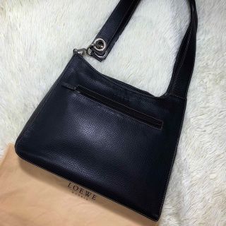 ロエベ(LOEWE)の極美品✨LOEWE ロエベ　ロゴ型押し　ショルダーバッグ　肩がけ (ショルダーバッグ)