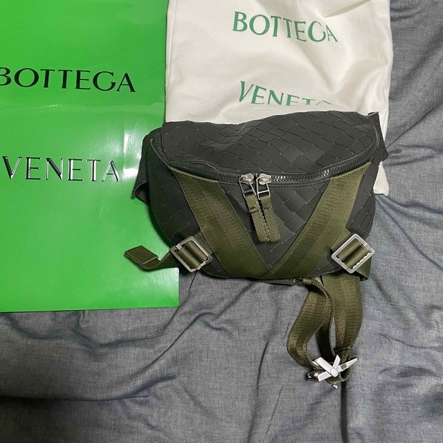 売上実績NO.1 Bottega Veneta ボッテガヴェネタ　イントレチャートラバーボディーバックオリーブ色 - ボディーバッグ