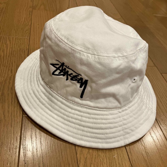 STUSSY(ステューシー)のSTUSSY 帽子　白 レディースの帽子(キャップ)の商品写真