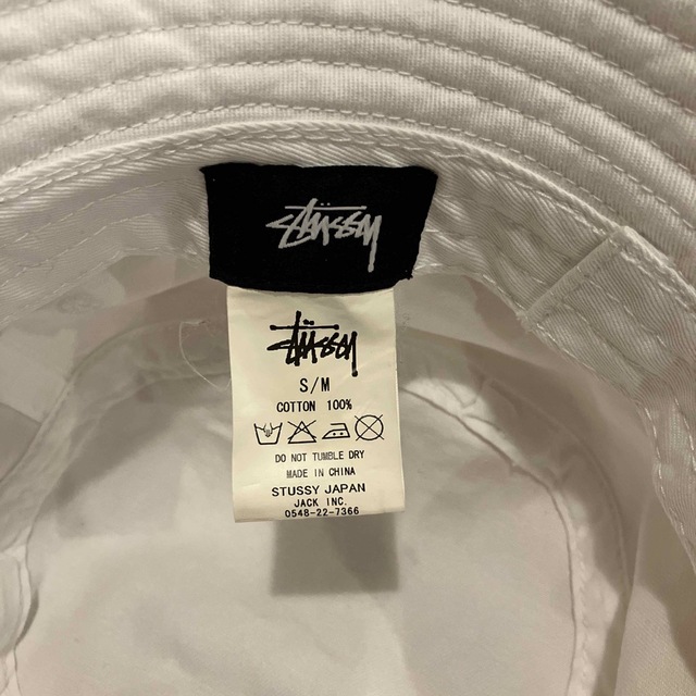 STUSSY(ステューシー)のSTUSSY 帽子　白 レディースの帽子(キャップ)の商品写真