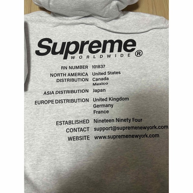 Supreme(シュプリーム)のSupreme Worldwide Hooded グレー メンズのトップス(パーカー)の商品写真