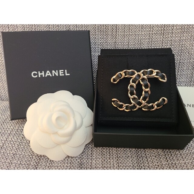 CHANEL(シャネル)のCHANEL ブローチ レザー 正規品 未使用 レディースのアクセサリー(ブローチ/コサージュ)の商品写真