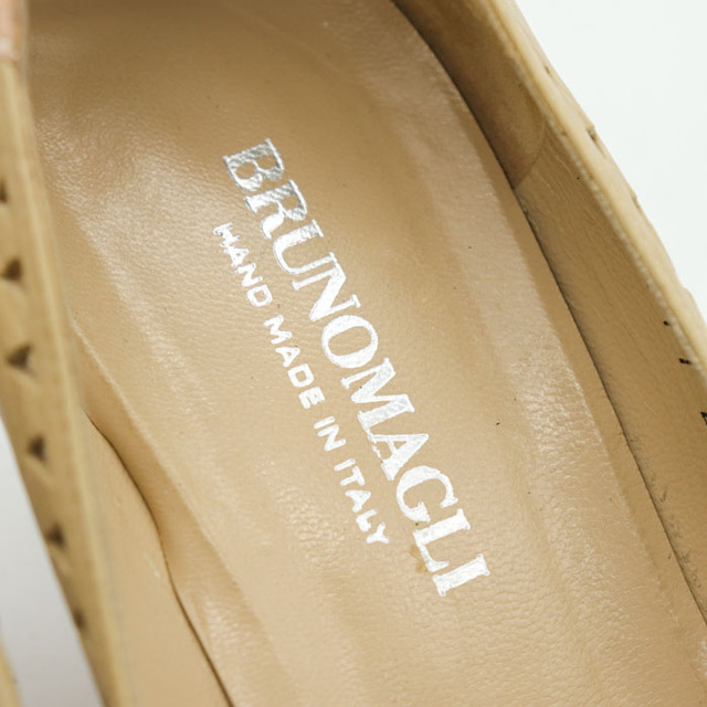 BRUNOMAGLI(ブルーノマリ)のブルーノマリ パンプス アーモンドトゥ ステッチ 本革レザー 伊製 シューズ ブランド 靴 レディース 36サイズ ベージュ Bruno Magli レディースの靴/シューズ(ハイヒール/パンプス)の商品写真