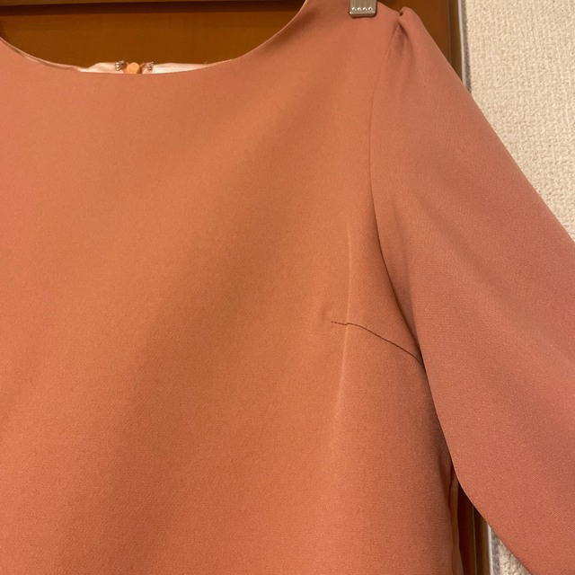 TOCCO closet(トッコクローゼット)のtocco closet M〜L ピンクベージュ　ワンピース　袖リボン　 レディースのワンピース(ひざ丈ワンピース)の商品写真