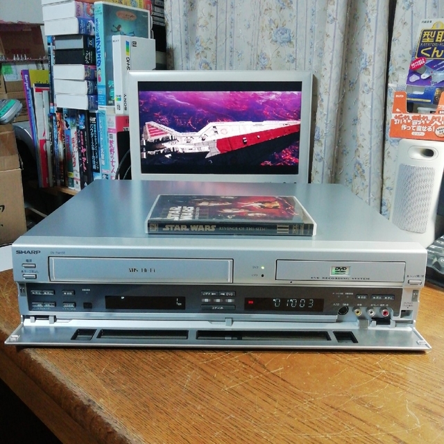 SHARP(シャープ)のSHARP VHS/DVDレコーダー【DV-RW100】 スマホ/家電/カメラのテレビ/映像機器(DVDレコーダー)の商品写真