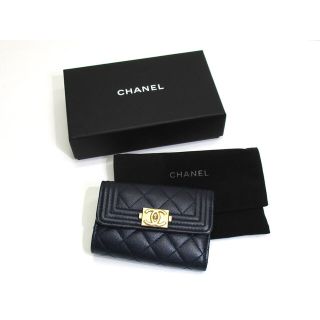 CHANEL - CHANEL ボーイ シャネル 4連 キーケース キャビアスキン CHANEL - CHANEL ボーイ シャネル 4連 キーケース キャビアスキン