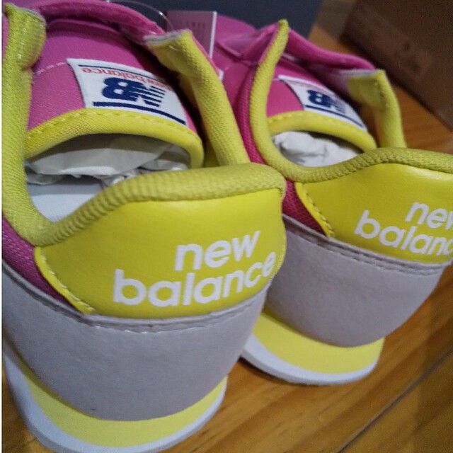 New Balance(ニューバランス)の新品★ニューバランス　　ジュニアスニーカー キッズ/ベビー/マタニティのキッズ靴/シューズ(15cm~)(スニーカー)の商品写真