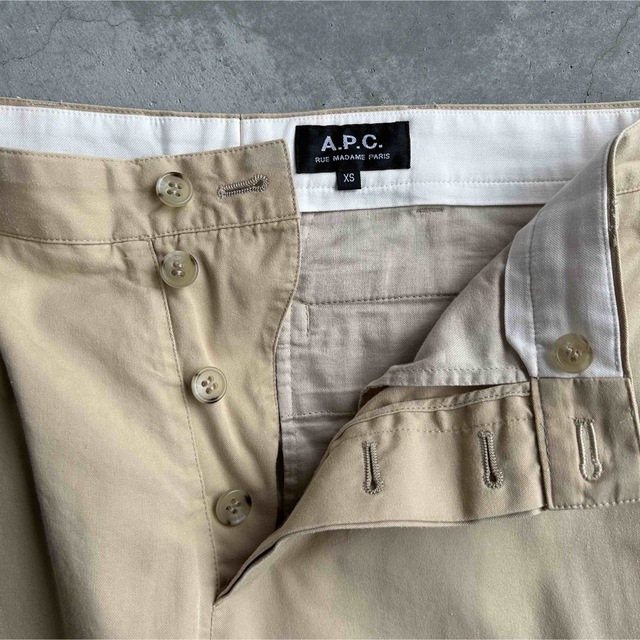 A.P.C(アーペーセー)のA.P.C.  アーペーセー チノパン イタリア製生地 ベージュ XS メンズのパンツ(チノパン)の商品写真