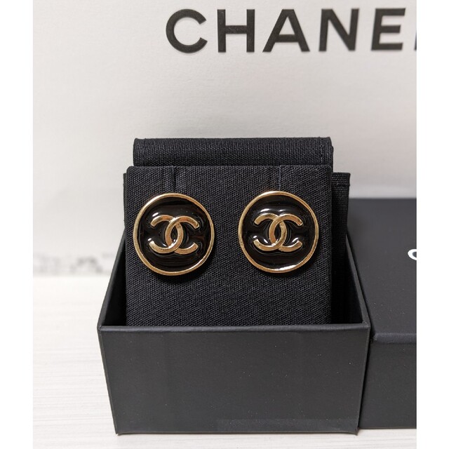 CHANEL(シャネル)の【新品未使用】CHANEL　シャネル　ココマーク　ピアス　ブラック レディースのアクセサリー(ピアス)の商品写真