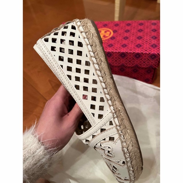 Tory Burch(トリーバーチ)のトリーバーチ　白　フラットシューズ レディースの靴/シューズ(バレエシューズ)の商品写真