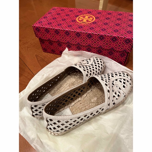 Tory Burch(トリーバーチ)のトリーバーチ　白　フラットシューズ レディースの靴/シューズ(バレエシューズ)の商品写真