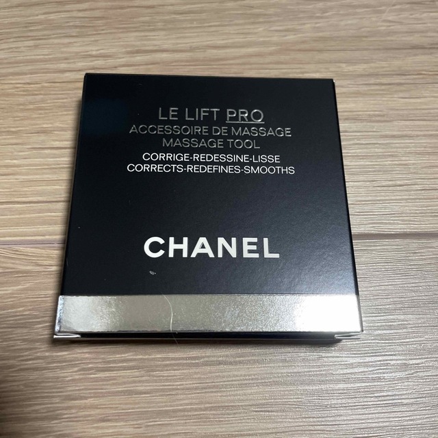 CHANEL(シャネル)の新品　シャネルLLプロ　アクセソワール　ドゥ　マッサージュ　カッサ コスメ/美容のスキンケア/基礎化粧品(フェイスローラー/小物)の商品写真