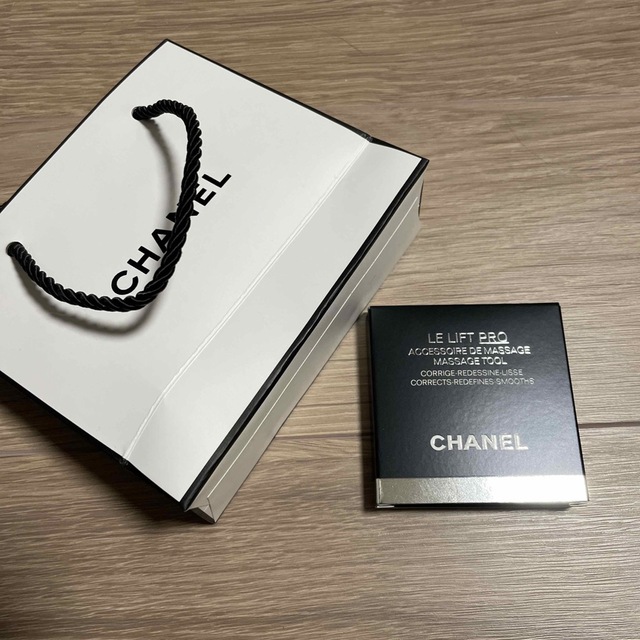 CHANEL(シャネル)の新品　シャネルLLプロ　アクセソワール　ドゥ　マッサージュ　カッサ コスメ/美容のスキンケア/基礎化粧品(フェイスローラー/小物)の商品写真