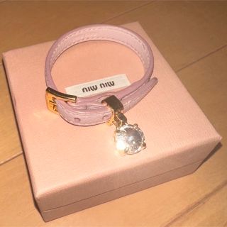 ミュウミュウ(miumiu)の完全正規品★miumiuマドラスクリスタルビジューブレスレットピンク(ブレスレット/バングル)