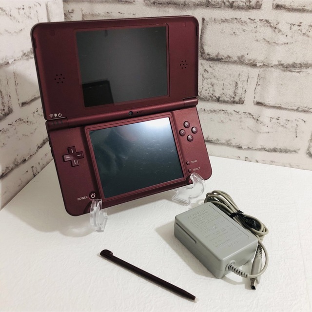 ニンテンドーDS(ニンテンドーDS)の【美品】 Nintendo DSi LL ワインレッド エンタメ/ホビーのゲームソフト/ゲーム機本体(携帯用ゲーム機本体)の商品写真