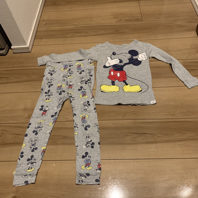 babyGAP(ベビーギャップ)のGAP ミッキー  セットアップ　ロンT 長袖　長ズボン　100cm 3T キッズ/ベビー/マタニティのキッズ服男の子用(90cm~)(パジャマ)の商品写真