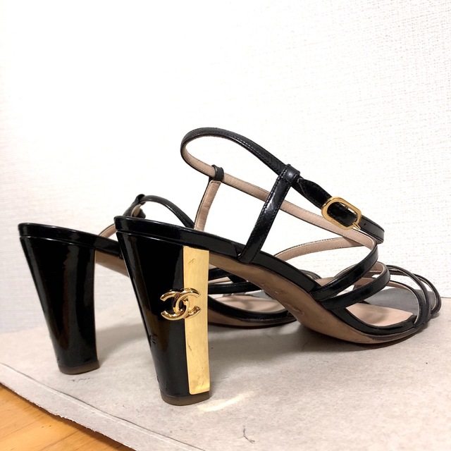 CHANEL(シャネル)のシャネル　ストラップ　サンダル　ココマーク　エナメル　ゴールド　ブラック レディースの靴/シューズ(サンダル)の商品写真