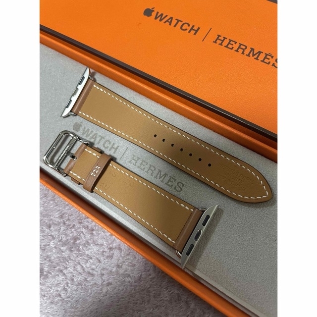 Hermes(エルメス)の新品未使用 Apple Watch HERMES レザー ゴールド ベージュ レディースのファッション小物(腕時計)の商品写真