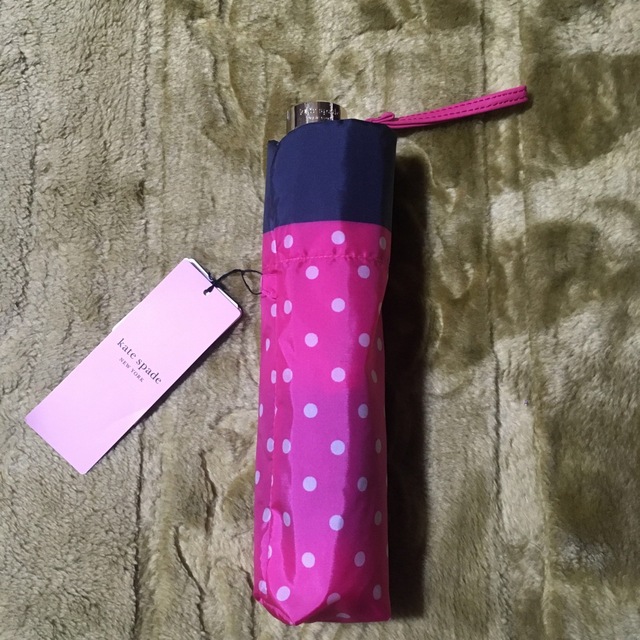 Kate spade New York ケイトスペード 濃ピンク水玉 折り畳み傘オーロラ