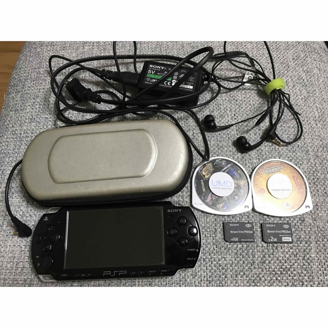 PSP 2000 本体 充電器 イヤホン メモリーカード2枚 電池無し | フリマアプリ ラクマ