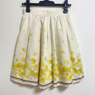 レストローズ(L'EST ROSE)のレストローズ　花柄スカート　黄色(ひざ丈スカート)