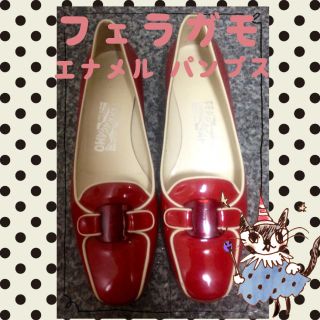 フェラガモ(Ferragamo)のフェラガモ★真っ赤なエナメルパンプス(ローファー/革靴)