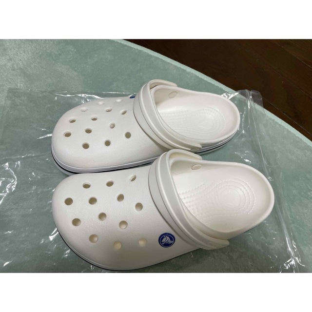 crocs(クロックス)の【試着のみ】最終お値下げです！クロックス　白 レディースの靴/シューズ(サンダル)の商品写真