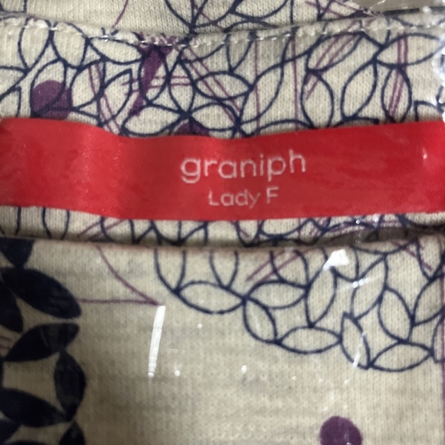 Design Tshirts Store graniph(グラニフ)のgraniph グラニフ タグ付きボートネック　　ロンT　ボタニカル柄 メンズのトップス(Tシャツ/カットソー(七分/長袖))の商品写真