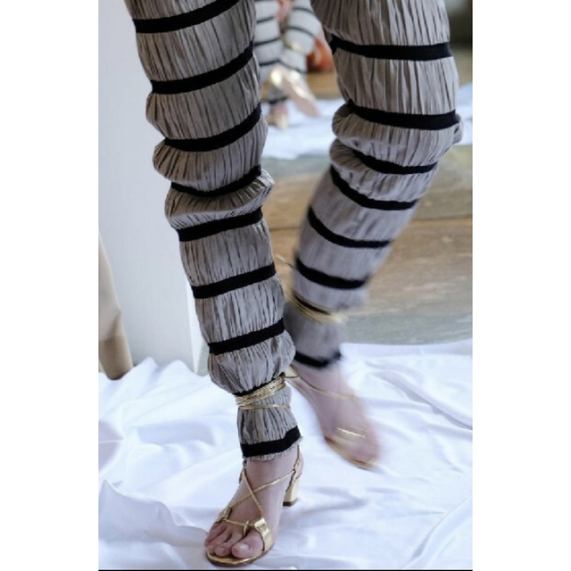 jonnlynx(ジョンリンクス)のpelleq Shirring striped trousers レディースのパンツ(カジュアルパンツ)の商品写真