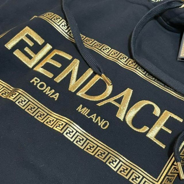 【新品未使用】 FENDACE コラボ　ロゴ柄　パーカー　ブラック　XS