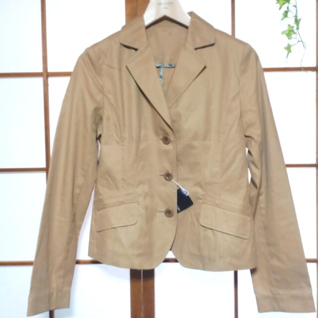 Lois CRAYON(ロイスクレヨン)の未使用　ロイスクレヨン　春物テーラードジャケット　ベージュ　Mサイズ レディースのジャケット/アウター(テーラードジャケット)の商品写真