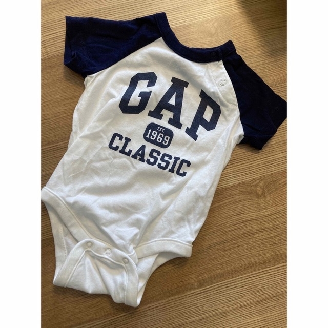 babyGAP(ベビーギャップ)のギャップ　ロゴ　ロンパース  半袖　60 キッズ/ベビー/マタニティのベビー服(~85cm)(ロンパース)の商品写真