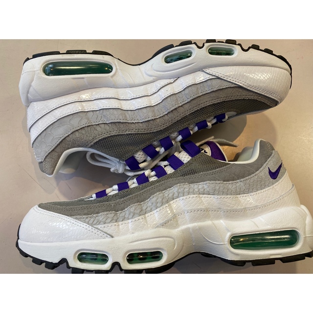 NIKE(ナイキ)のNIKE AIR MAX 95 LV8 GRAPE US9.5 新品 メンズの靴/シューズ(スニーカー)の商品写真